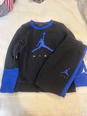 Nike Air Jordan Boys Sweatshirt and pants. Size 6-7.